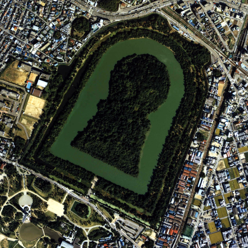 image of keyhole-shaped kofun tomb in Osaka from Wikimedia Commons